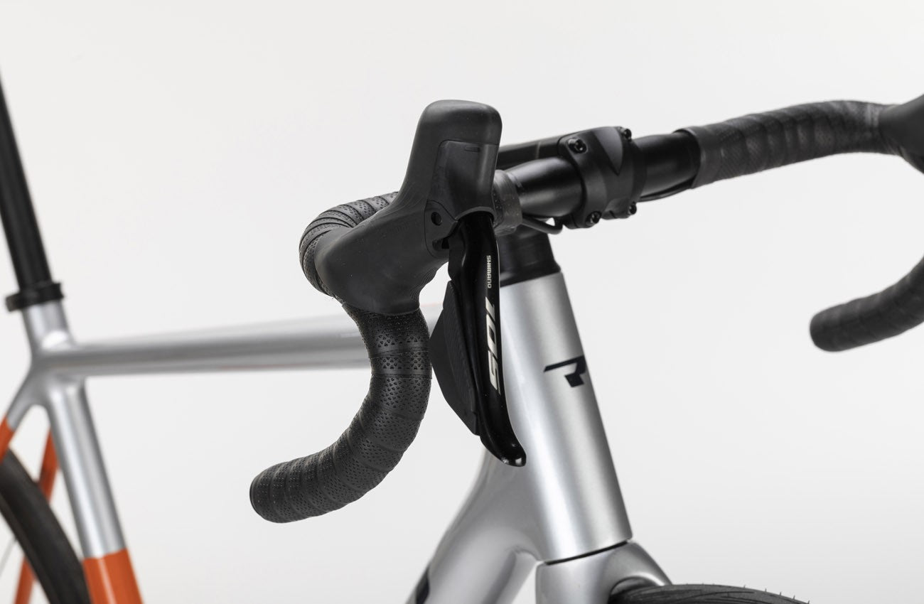 Vélo de cyclisme INVICTA Disc 5.4 couleurs 